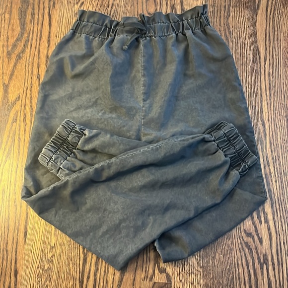 👖LIKE NEW TRASH BAG RUFFLE JOGGERS!👖 - Picture 2 of 2